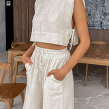 Conjunto minimalista de dos piezas con crop top sin mangas y pantalón ancho