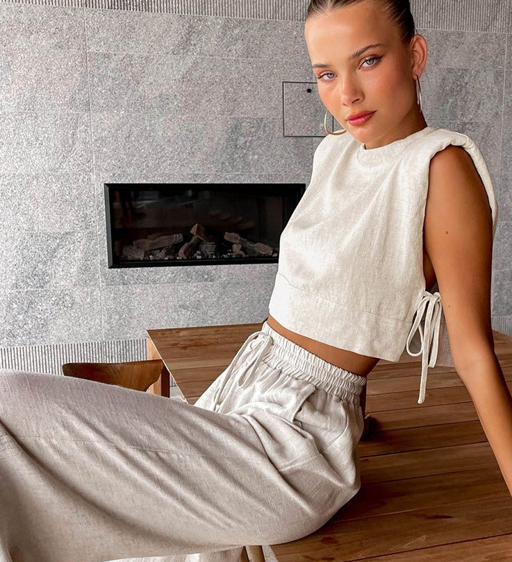 Conjunto minimalista de dos piezas con crop top sin mangas y pantalón ancho
