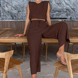 Conjunto minimalista de dos piezas con crop top sin mangas y pantalón ancho