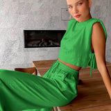 Conjunto minimalista de dos piezas con crop top sin mangas y pantalón ancho