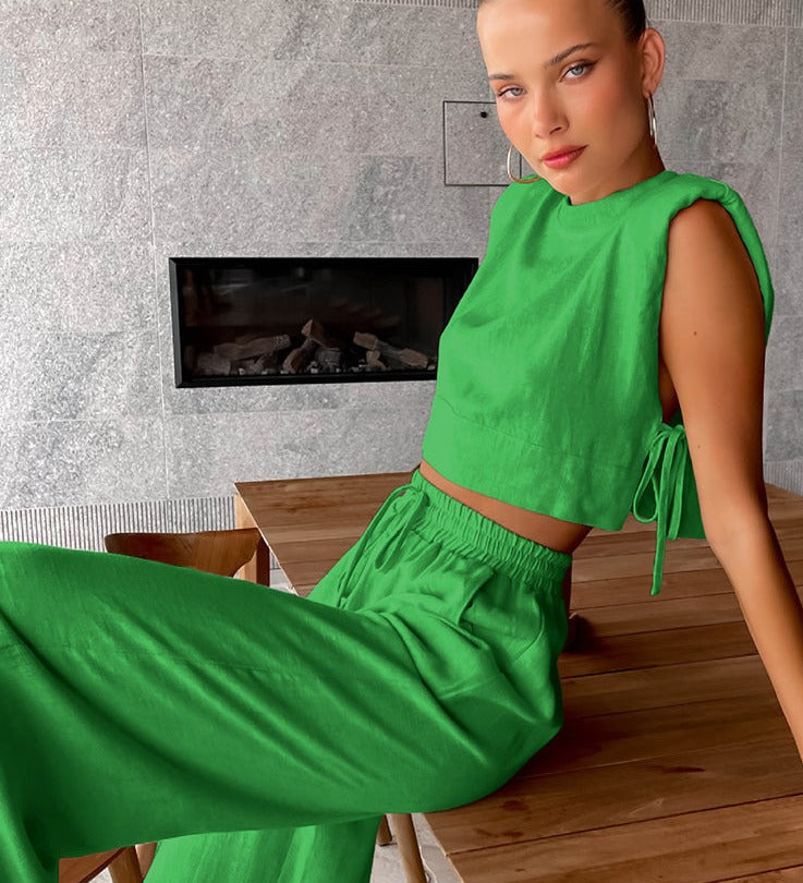 Conjunto minimalista de dos piezas con crop top sin mangas y pantalón ancho