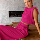 Conjunto minimalista de dos piezas con crop top sin mangas y pantalón ancho