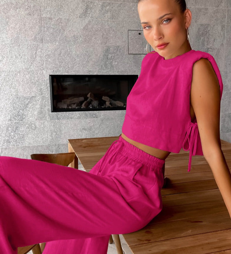 Conjunto minimalista de dos piezas con crop top sin mangas y pantalón ancho