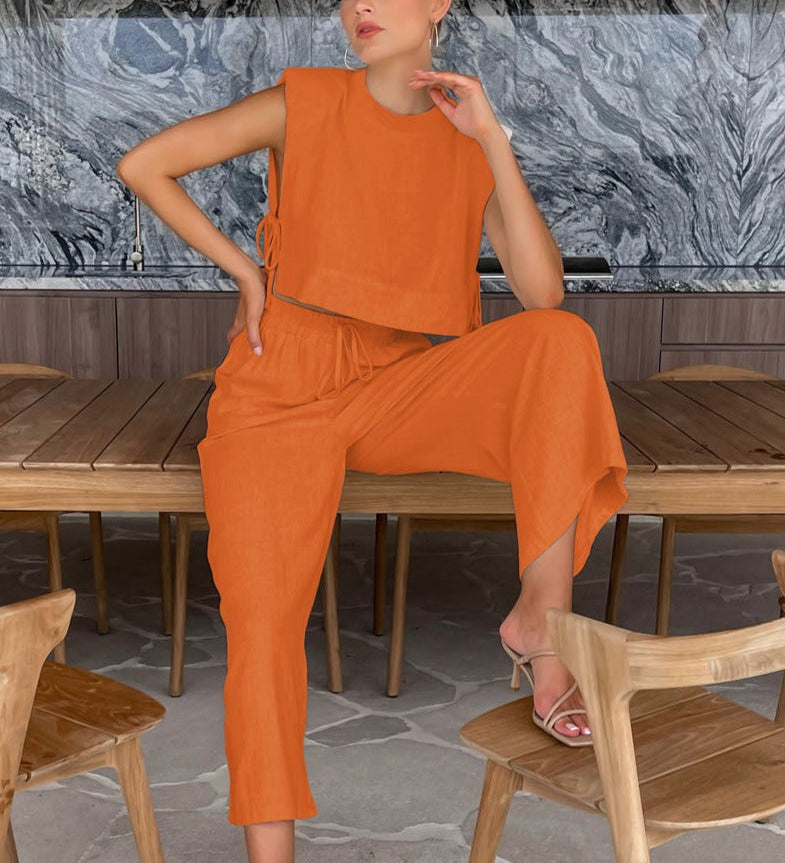 Conjunto minimalista de dos piezas con crop top sin mangas y pantalón ancho