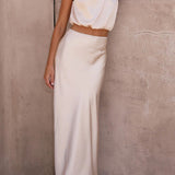 Conjunto de fiesta elegante con top drapeado y falda larga