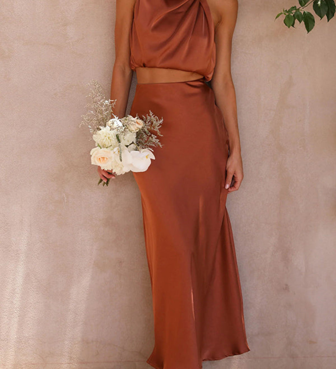 Conjunto de fiesta elegante con top drapeado y falda larga