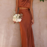 Conjunto de fiesta elegante con top drapeado y falda larga