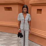 Conjunto elegante de top estampado y pantalón fluido