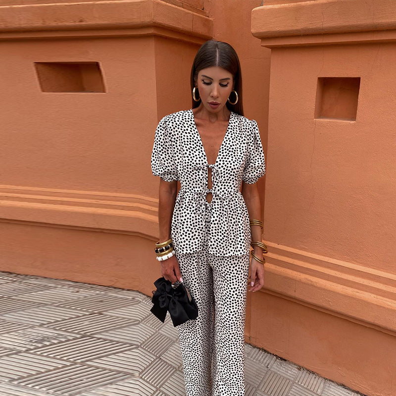 Conjunto elegante de top estampado y pantalón fluido