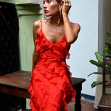 Vestido largo con volantes en capas y tirantes finos