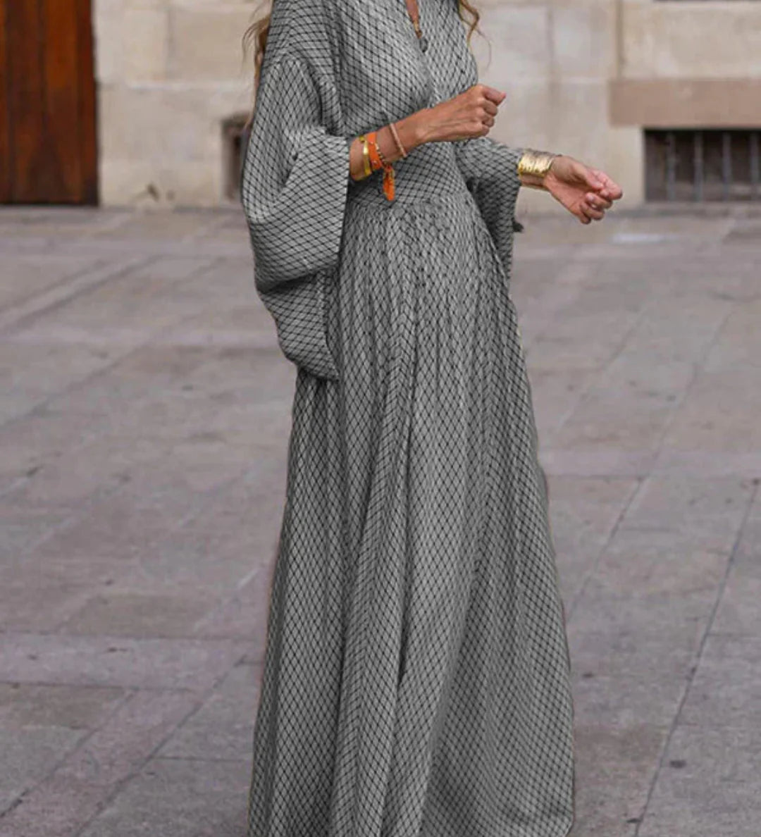 Vestido Largo Fluido con Estampado Geométrico – Elegancia Atemporal
