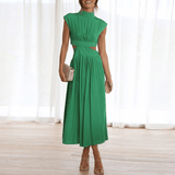 Vestido midi con cuello alto, pliegues y aberturas laterales