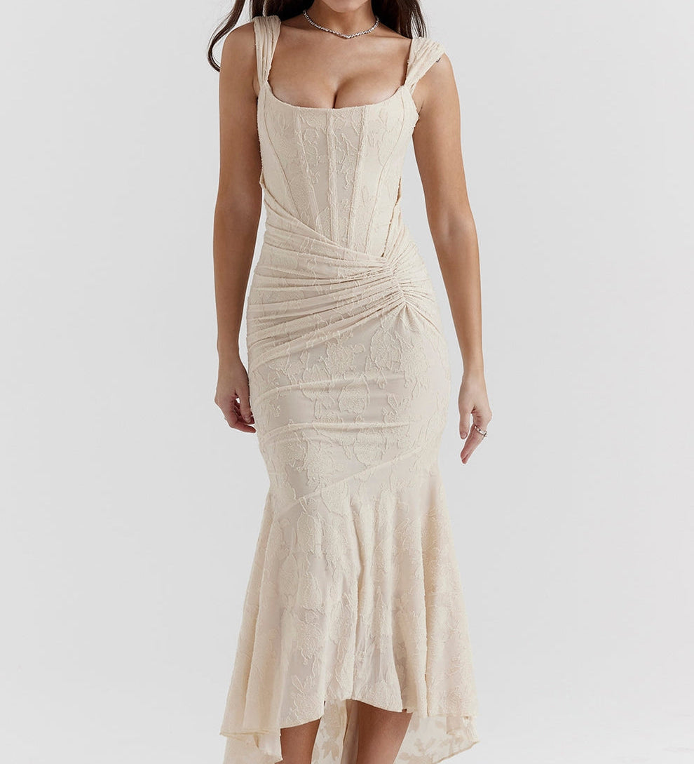 Vestido Ajustado Asimétrico con Textura Floral – Elegancia Escultural