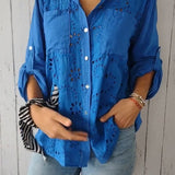 Blusa Azul con Bordado Calado y Bolsillos Frontales para Mujer