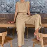 Conjunto minimalista de dos piezas con crop top sin mangas y pantalón ancho