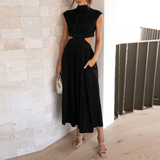 Vestido midi con cuello alto, pliegues y aberturas laterales