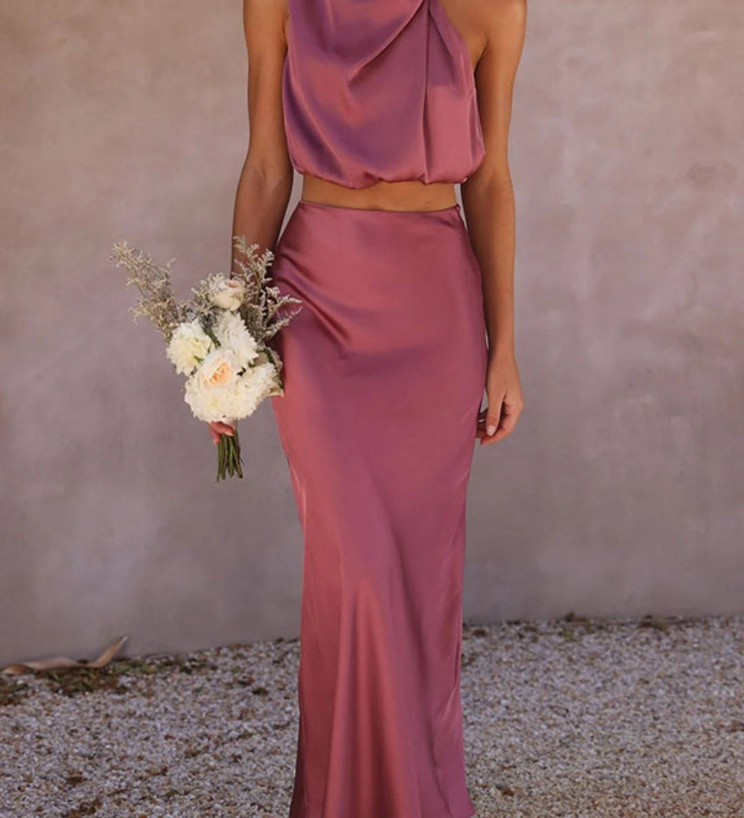 Conjunto de fiesta elegante con top drapeado y falda larga