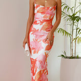 Vestido largo ajustado con estampado floral y tirantes finos