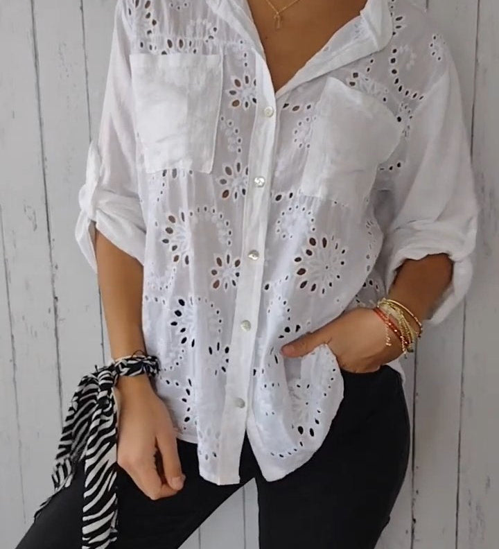 Blusa Azul con Bordado Calado y Bolsillos Frontales para Mujer
