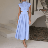 Vestido midi con cuello alto, pliegues y aberturas laterales