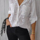 Blusa Azul con Bordado Calado y Bolsillos Frontales para Mujer