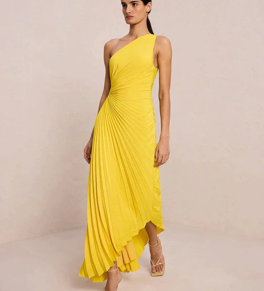 Vestido asimétrico plisado con detalle fruncido y un solo hombro