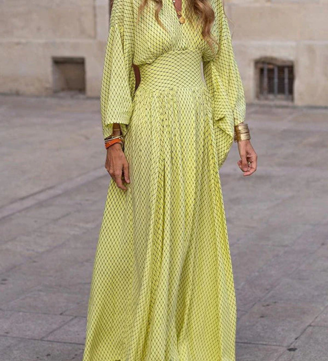 Vestido Largo Fluido con Estampado Geométrico – Elegancia Atemporal