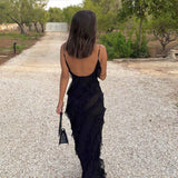 Vestido largo con volantes en capas y tirantes finos