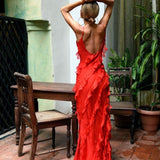 Vestido largo con volantes en capas y tirantes finos