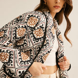 Chaqueta acolchada boho con estampado geométrico elegante