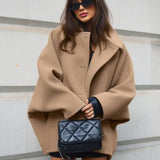 Abrigo oversize elegante con diseño midi y estilo moderno