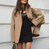 Abrigo oversize elegante con diseño midi y estilo moderno