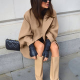 Abrigo oversize elegante con diseño midi y estilo moderno