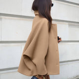 Abrigo oversize elegante con diseño midi y estilo moderno