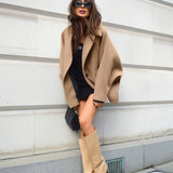 Abrigo oversize elegante con diseño midi y estilo moderno