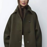 Abrigo oversize elegante con diseño midi y estilo moderno