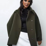 Abrigo oversize elegante con diseño midi y estilo moderno