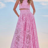 Conjunto veraniego de dos piezas con top bordado y falda maxi