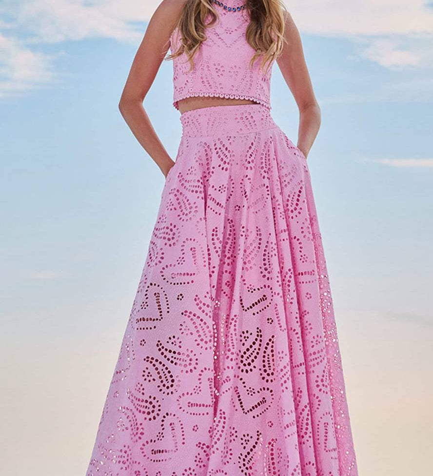 Conjunto veraniego de dos piezas con top bordado y falda maxi