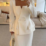Conjunto elegante de blazer estructurado y falda lápiz midi