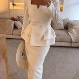Conjunto elegante de blazer estructurado y falda lápiz midi