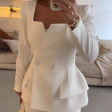 Conjunto elegante de blazer estructurado y falda lápiz midi
