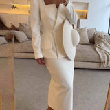 Conjunto elegante de blazer estructurado y falda lápiz midi