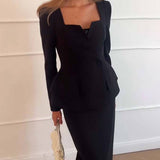 Conjunto elegante de blazer estructurado y falda lápiz midi