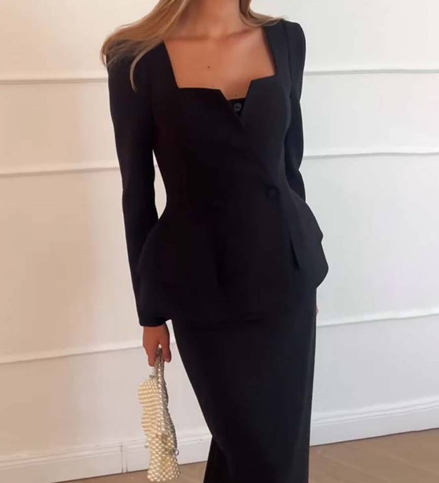 Conjunto elegante de blazer estructurado y falda lápiz midi