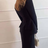 Conjunto elegante de blazer estructurado y falda lápiz midi