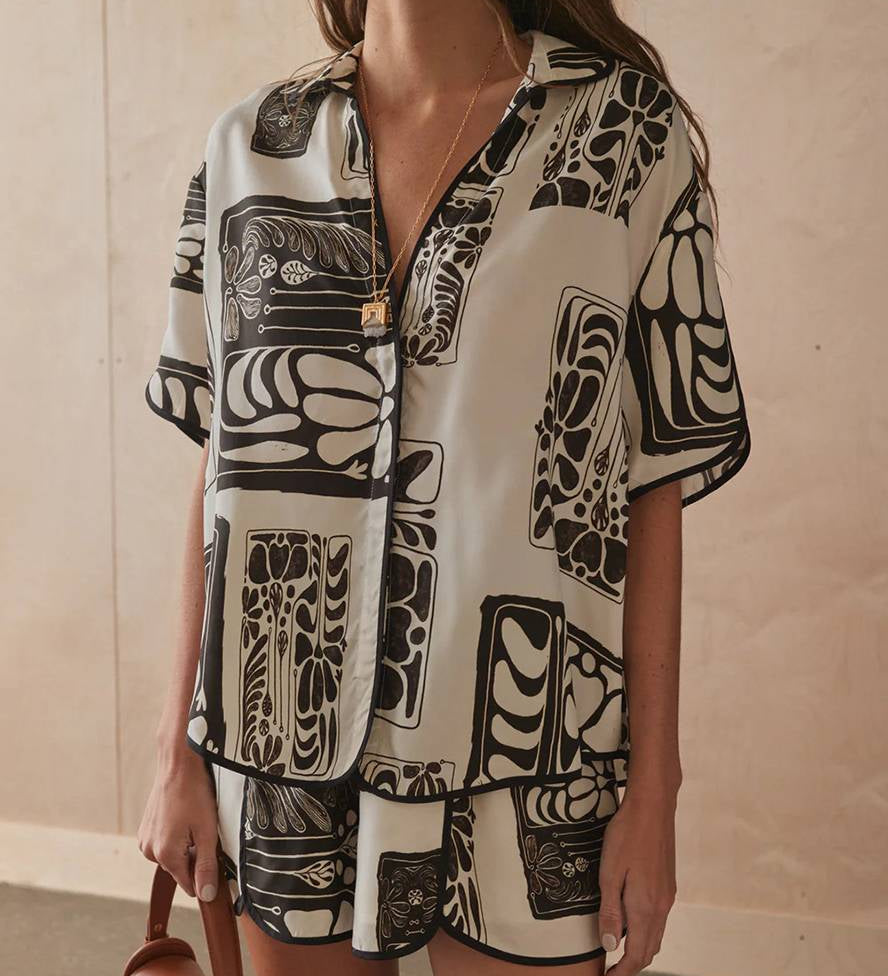Conjunto veraniego de dos piezas con camisa y shorts estampados