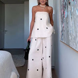 Conjunto de dos piezas con top palabra de honor y pantalón ancho de lunares
