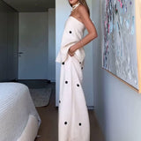 Conjunto de dos piezas con top palabra de honor y pantalón ancho de lunares