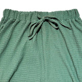 Conjunto de dos piezas con camisa bordada de palmeras y pantalón ancho